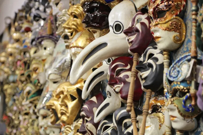 Origine des Brocantes : Un Voyage Historique au Coeur des Vide-Greniers